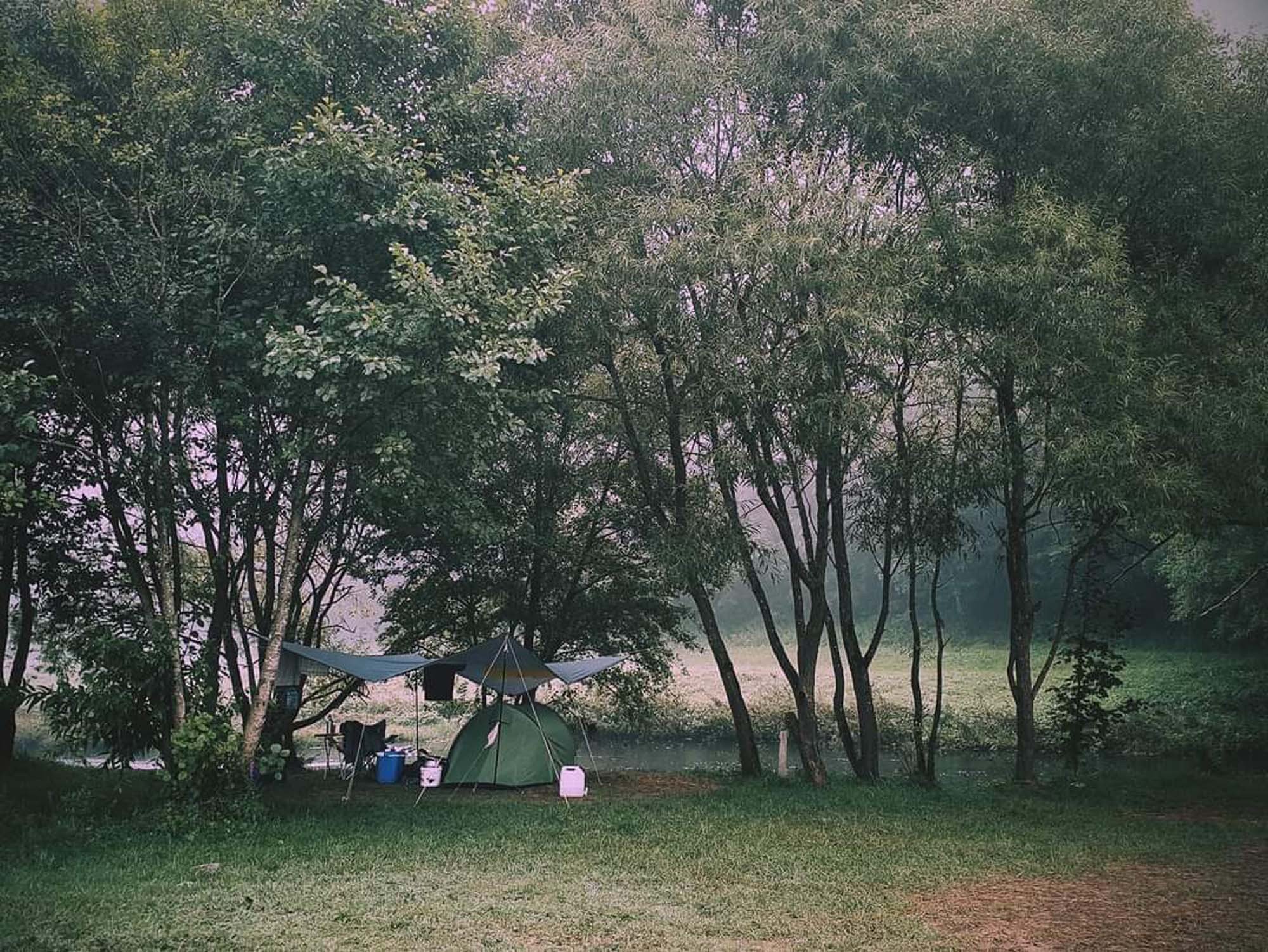 Kleinerer Zeltplatz am Wasser